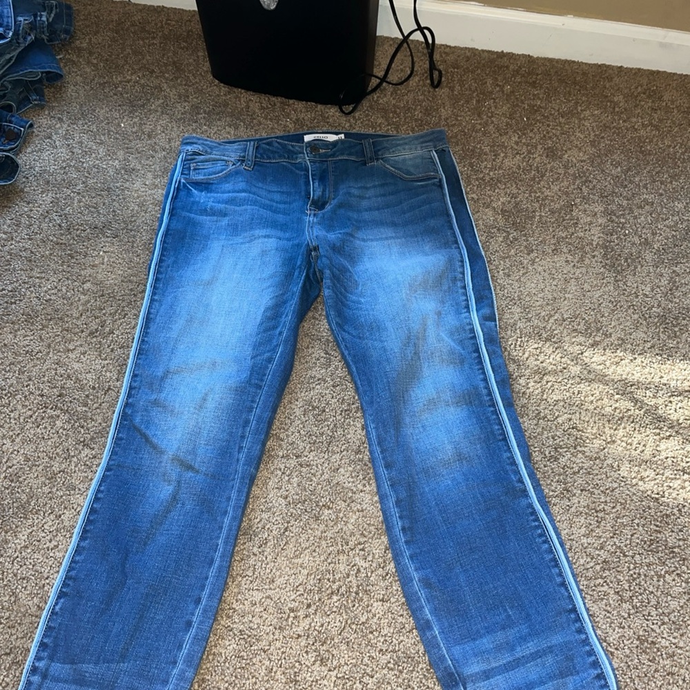 Cello Women's cropped Blue Jeans distressed frayed bottom. 32x26